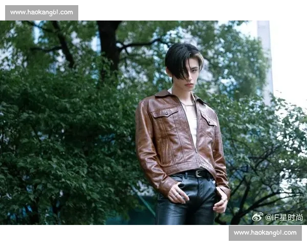 王琳凯胸肌引热议!皮衣造型藏不住健硕身材